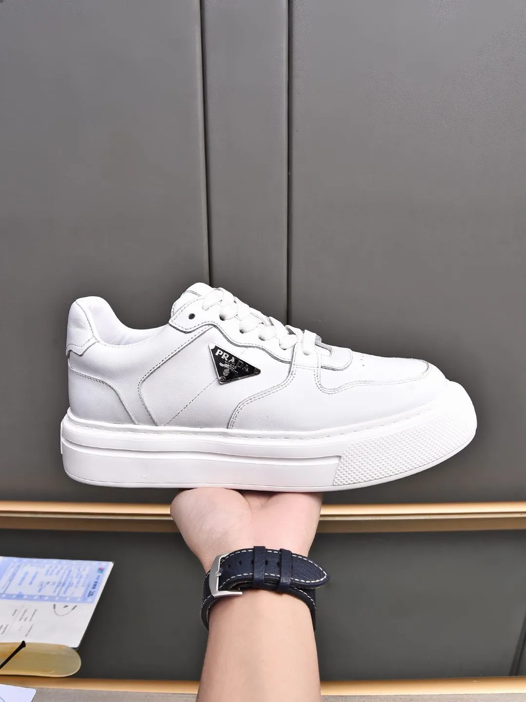 Men's shoes 💰500 Prada/Prada Men's new casual shoes, this upper is made of imported calfskin. The outside is decorated with the P family's classic metal triangle enamel logo, with cowhide lining and cowhide for the foot pads. The outsole is made of non-slip sports exclusive rubber outsole with logo, which feels good on the feet. It is a fashionable and fashionable item!  Size: 38-44 (45 customized)